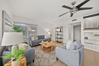 8656 Octans St in San Diego, CA - Foto de edificio - Building Photo