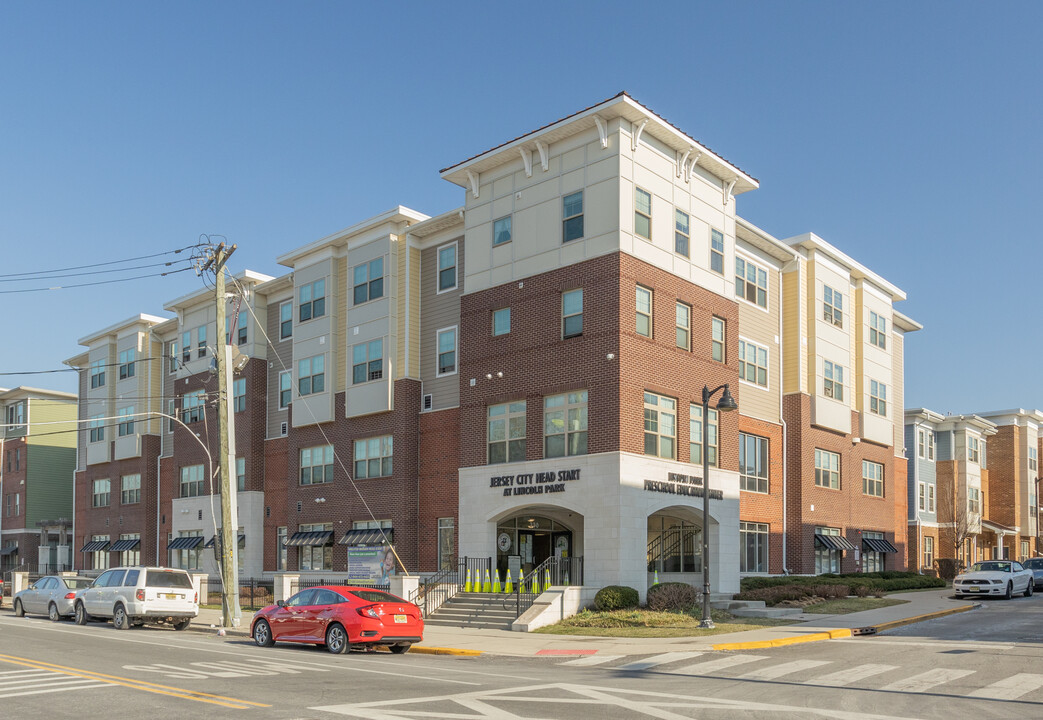 330 Duncan Ave in Jersey City, NJ - Foto de edificio