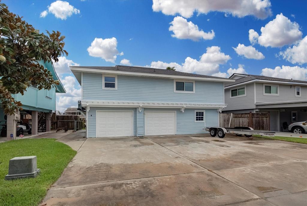 1099 Redfish St in Hitchcock, TX - Building Photo