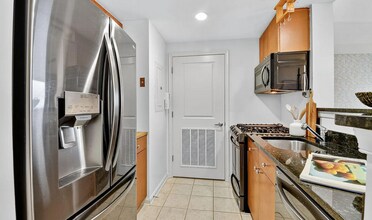 930 Wayne Ave, Unit 1004 in Silver Spring, MD - Building Photo - Building Photo