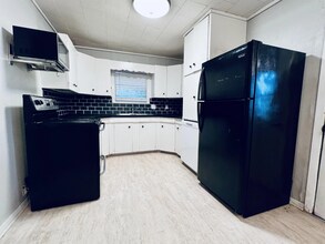 2201 Ave G in Nederland, TX - Building Photo - Building Photo