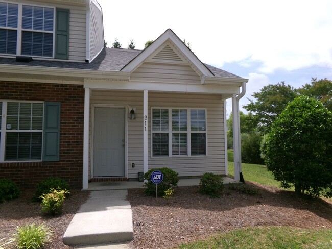 211 Malamute Ln in Greensboro, NC - Foto de edificio - Building Photo