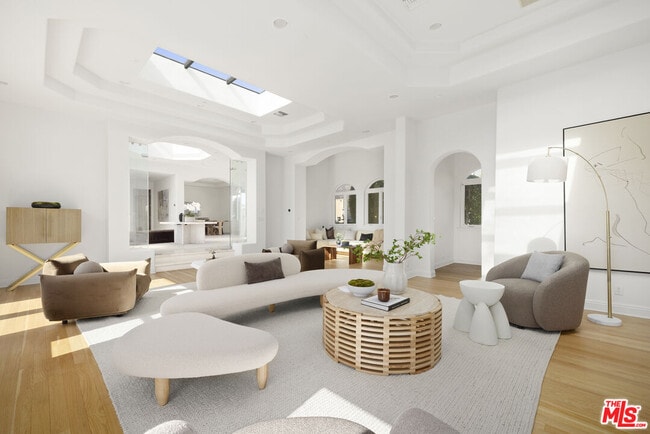 1939 Stradella Rd in Los Angeles, CA - Building Photo - Building Photo