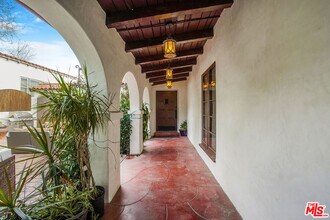 1072 E Fairmount Rd in Burbank, CA - Building Photo - Building Photo