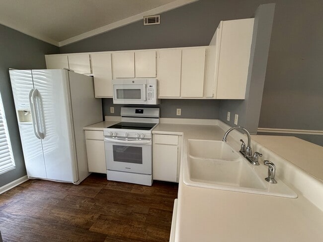 105 Shoals Dr in Wilmington Island, GA - Building Photo - Building Photo