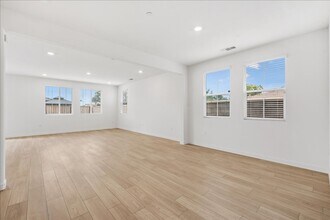 10112 Yanna Wy in Elk Grove, CA - Foto de edificio - Building Photo