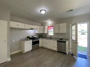 121 Parker Ln in West Columbia, TX - Building Photo - Building Photo