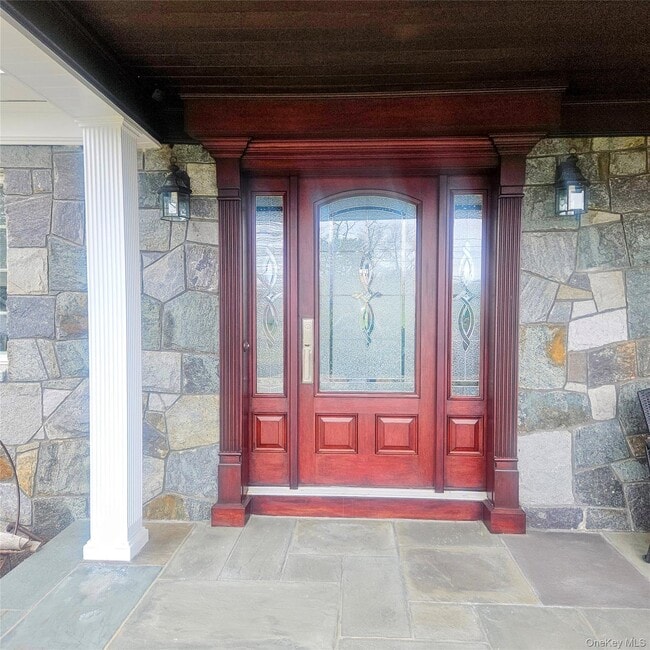 property at 10 Foxwood Ln