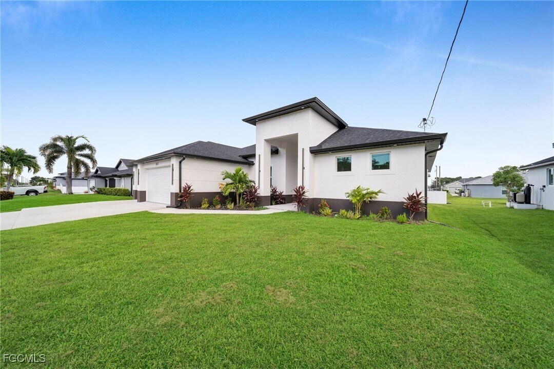 3315 Andalusia Blvd in Cape Coral, FL - Building Photo