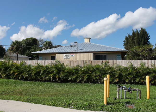 1111 Loxahatchee Dr in West Palm Beach, FL - Foto de edificio - Building Photo