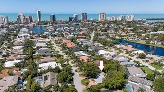 587 Parkwood Ln in Naples, FL - Building Photo