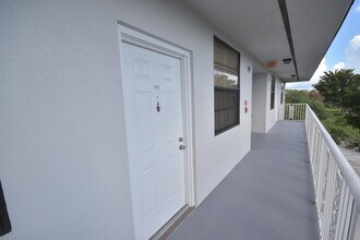 3540 Whitehall Dr-Unit -405 in West Palm Beach, FL - Building Photo - Building Photo