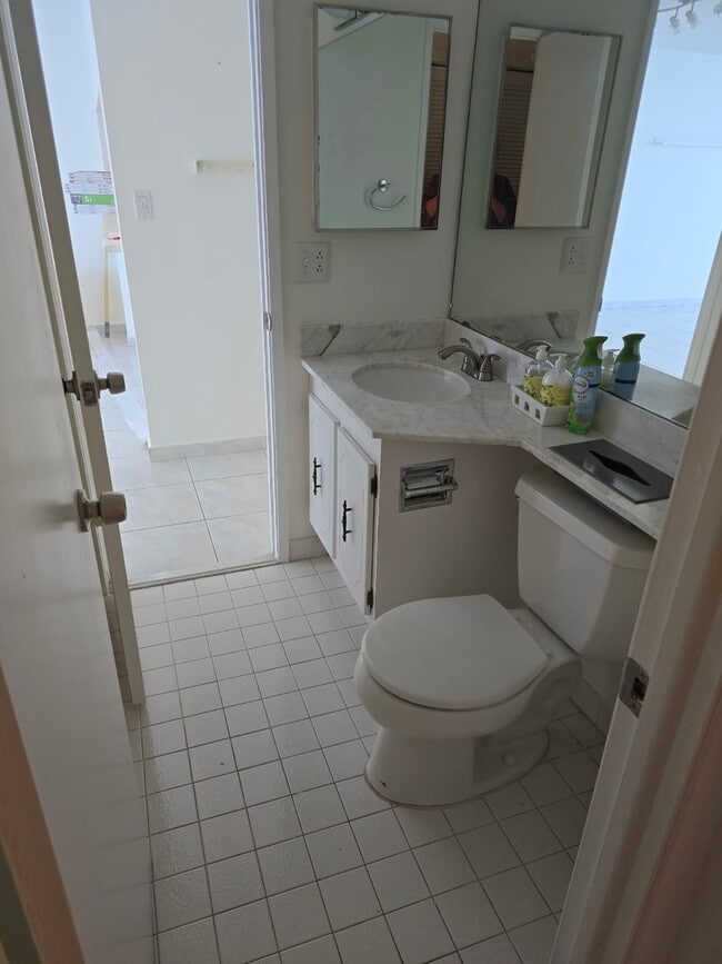 600 NE 36th St, Unit 1912 in Miami, FL - Building Photo - Building Photo