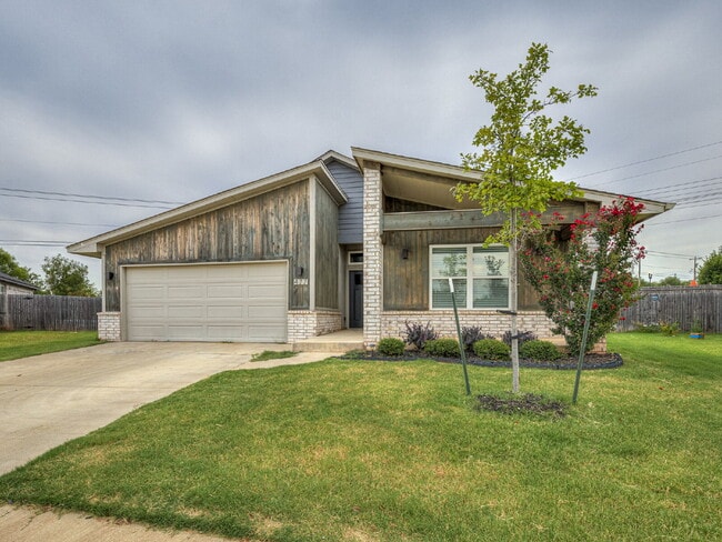 477 Compass Dr in Yukon, OK - Building Photo - Building Photo