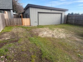 3880 Souza St in Eugene, OR - Building Photo