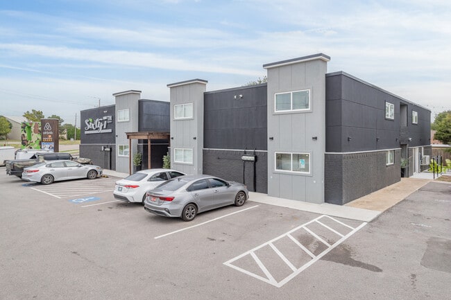 67th Suites in Lawton, OK - Foto de edificio - Building Photo