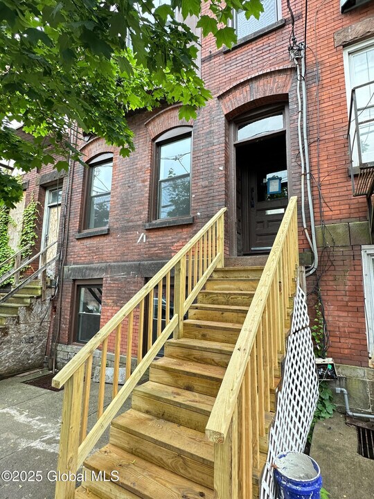 154 Lark St in Albany, NY - Building Photo