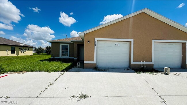 927 Andalusia Blvd in Cape Coral, FL - Foto de edificio - Building Photo