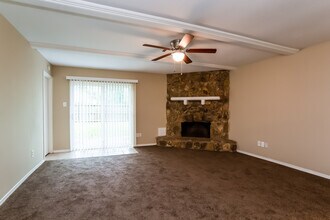 3327 Sycamore Springs Dr in Houston, TX - Building Photo - Building Photo