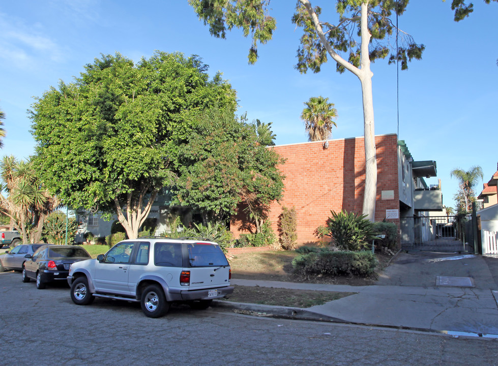 6834 Variel Ave in Canoga Park, CA - Building Photo