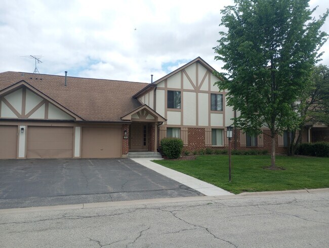 936 Surrey Dr in Schaumburg, IL - Building Photo - Building Photo
