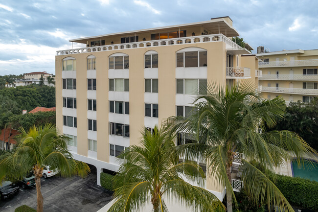 Elliot House in Palm Beach, FL - Foto de edificio - Building Photo