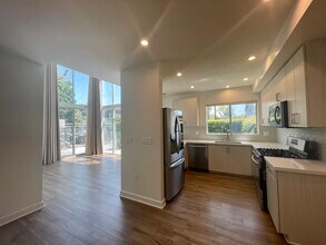 6133 Fountain Ave, Unit 101 in Los Angeles, CA - Building Photo - Building Photo