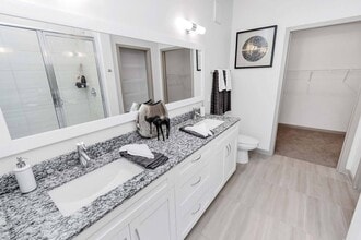 AVLI AT CROSSTOWN CENTER APARTMENTS in Tampa, FL - Building Photo - Building Photo