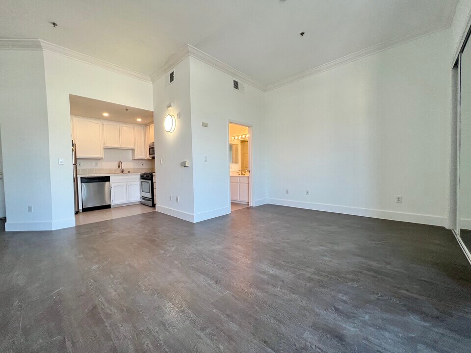 8813 Burton Way-Unit -316 in Los Angeles, CA - Building Photo