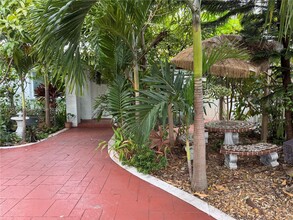 1235 NE 157th St in North Miami Beach, FL - Building Photo - Building Photo