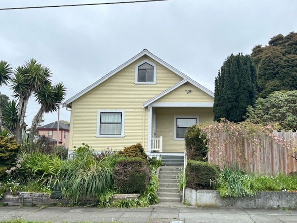 2605 Spring St in Eureka, CA - Building Photo