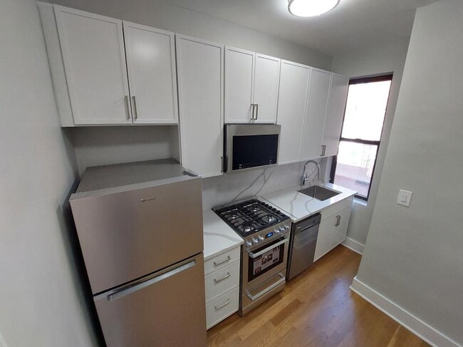 property at 253 W 16th St