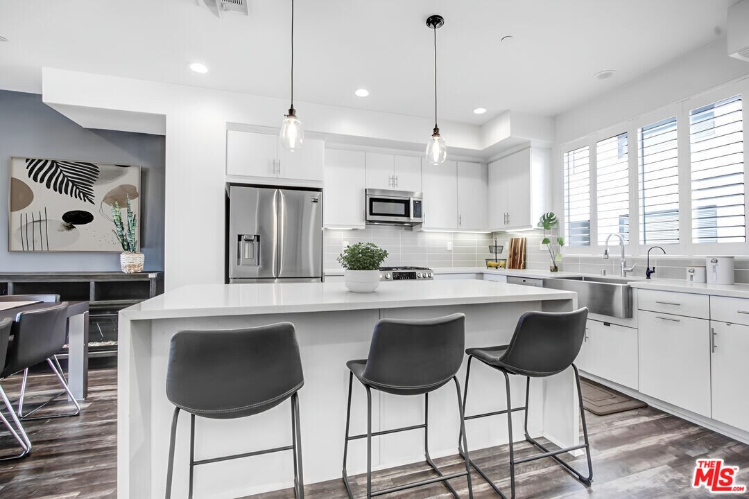 13135 Victory Blvd in Los Angeles, CA - Building Photo