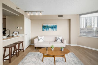 Parkstone Alexandria in Alexandria, VA - Foto de edificio - Interior Photo