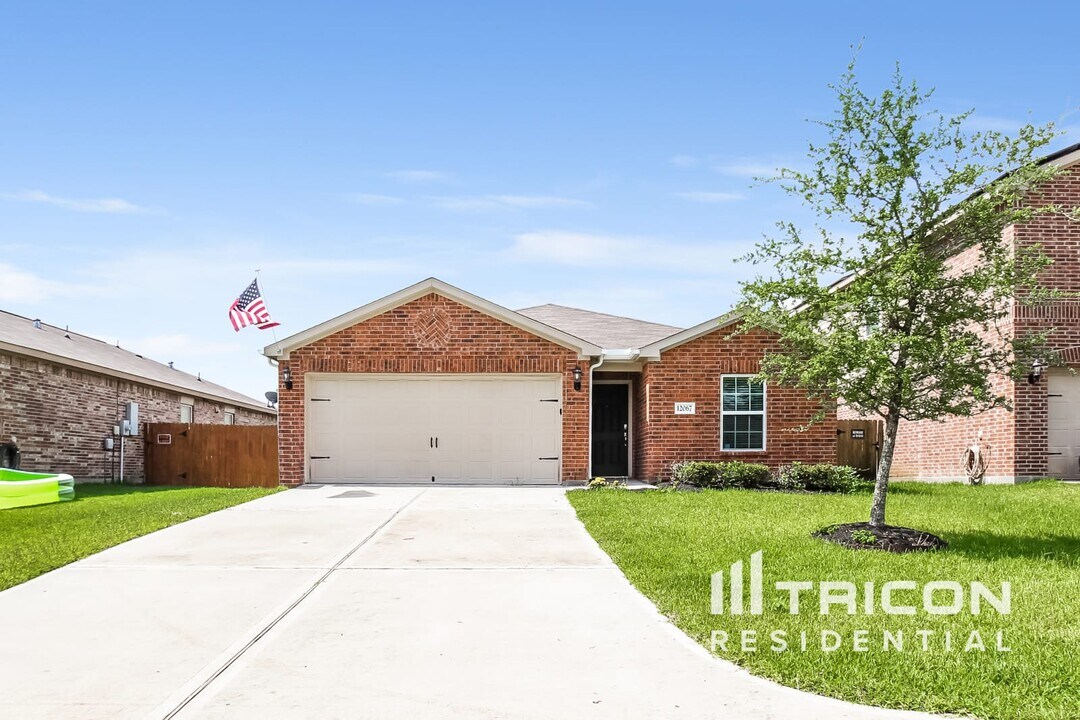 12067 Quartersawn Ln in Pinehurst, TX - Building Photo