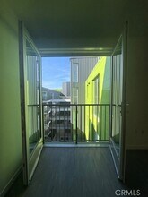 5750 Hollywood Blvd, Unit 739 in Los Angeles, CA - Building Photo - Building Photo