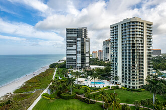 Meridian Club in Naples, FL - Foto de edificio - Building Photo