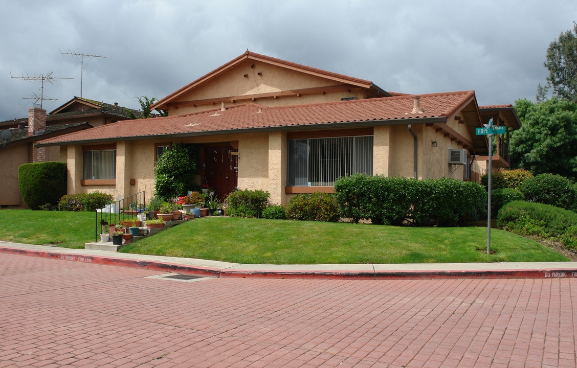 501 Hope Ter in Sunnyvale, CA - Foto de edificio