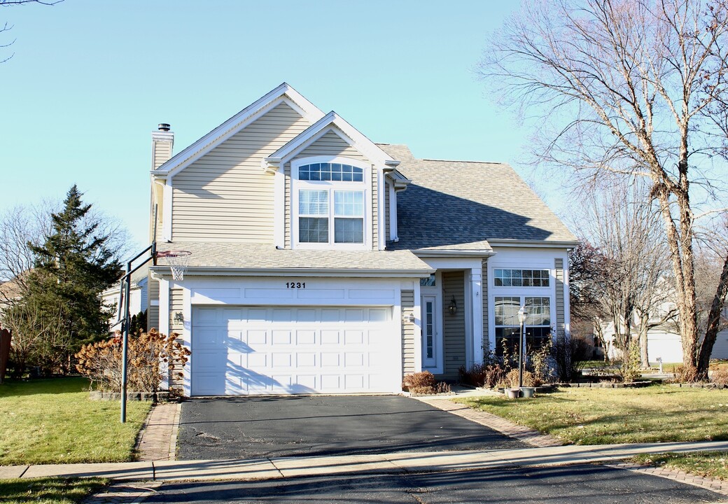 1231 Pennsbury Ln in Aurora, IL - Foto de edificio