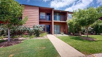 904 University Oaks Blvd in College Station, TX - Building Photo