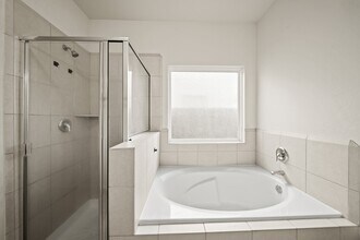 13710 Evansdale Ln in Houston, TX - Building Photo - Building Photo