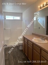 694 N Gray Cloud Way in Meridian, ID - Building Photo - Building Photo