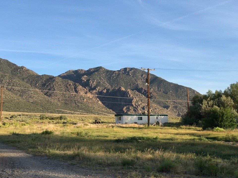 456 Darrough Hot Spgs Rd in Round Mountain, NV - Building Photo