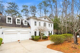 430 W Wesley Rd NW in Atlanta, GA - Building Photo - Building Photo