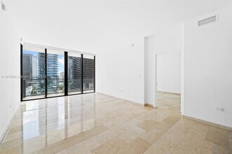 88 SW 7th St, Unit 1403 in Miami, FL - Building Photo - Building Photo