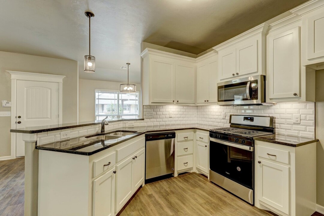 5800 Campbell Creek Dr-Unit -Unit B in Oklahoma City, OK - Building Photo