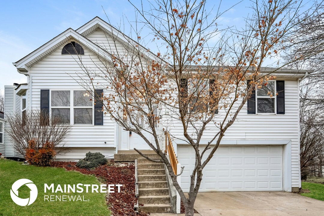 2 Aspen Pointe Dr in St. Peters, MO - Building Photo