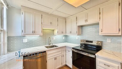 1028 Hollywood Ave in Oakland, CA - Building Photo - Building Photo
