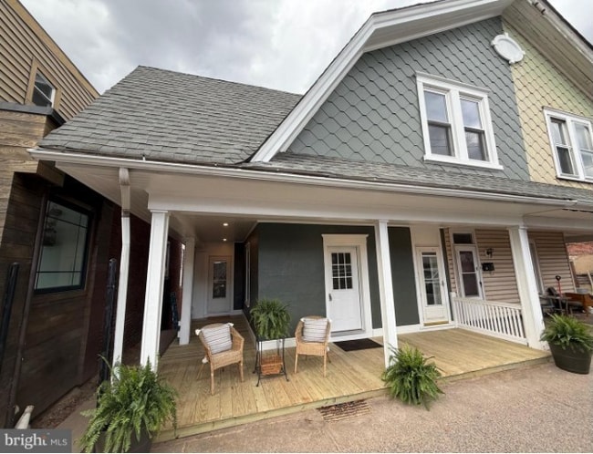 property at 9 W Chestnut St