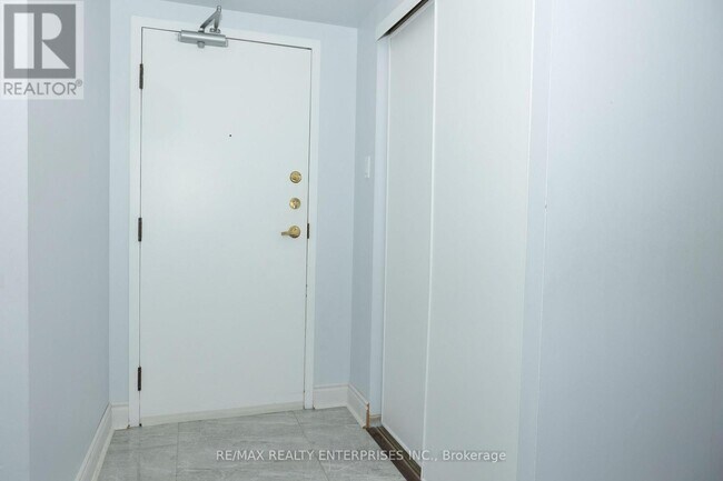 3845 Lake Shore Blvd W in Toronto, ON - Building Photo - Building Photo